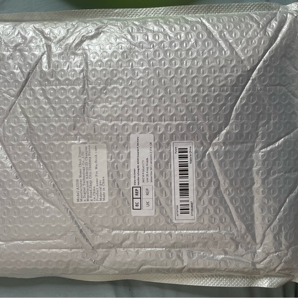 Slim Hard Shell Protective Cover for MacBook Pro 13 Inch - Picture 3 of 3